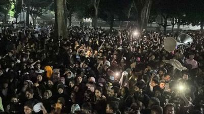 মধ্যরাতে উপাচার্যের বাসভবনের সামনে থেকে সরলেন রাবি শিক্ষার্থীরা