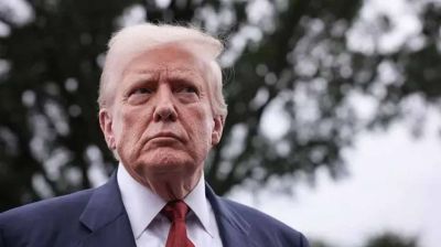 রাজনৈতিক প্রতিপক্ষদের বিচারের মুখোমুখি করতে চাপ দিচ্ছেন ট্রাম্প