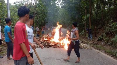 খাগড়াছড়িতে সকাল-সন্ধ্যা সড়ক অবরোধ চলছে