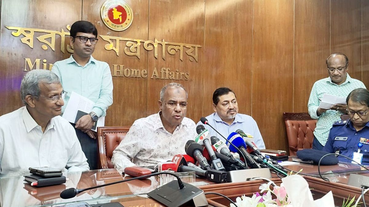 ৭৯৩ মণ্ডপে অসুরের মুখে দাড়ি, দায়ীদের শনাক্ত করা হচ্ছে: স্বরাষ্ট্র উপদেষ্টা