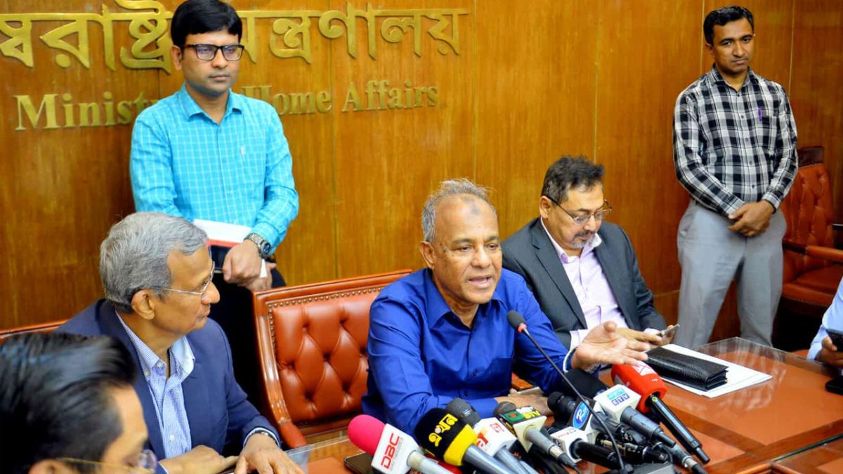 ঐতিহাসিক রায় নিয়ে জনমনে কোনো আতঙ্ক দেখছি না: স্বরাষ্ট্র উপদেষ্টা