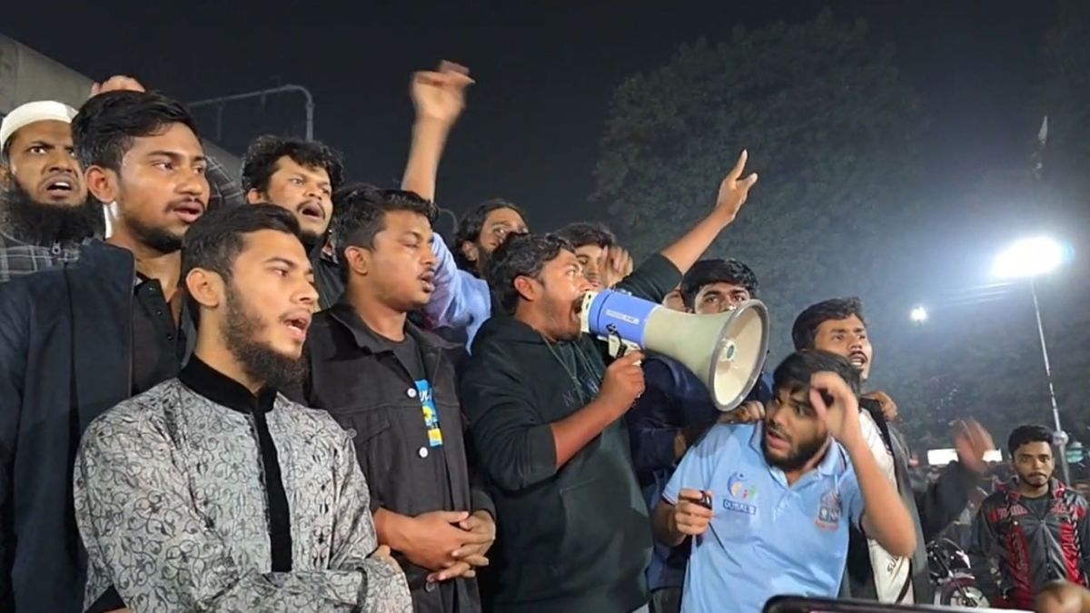 ওসমান হাদির খুনিদের বিচারের দাবিতে উত্তাল ঢাবি