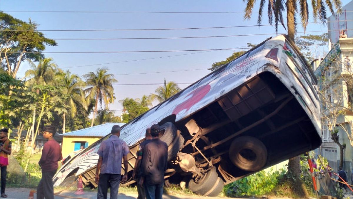 ইন্দোনেশিয়ায় বাস দুর্ঘটনায় ১৬ জন নিহত