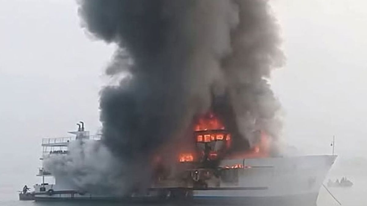 সেন্ট মার্টিনগামী জাহাজে আগুন