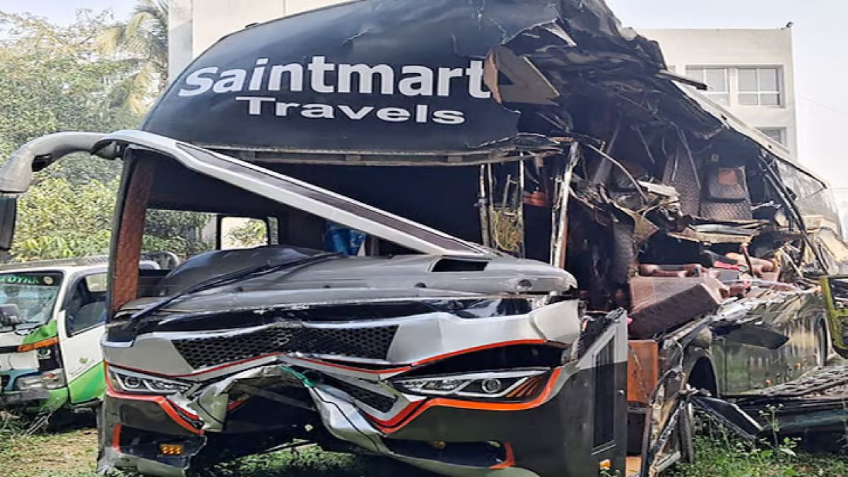 মীরসরাইয়ে ট্রাকের পেছনে বাসের ধাক্কা, প্রাণ গেল ৩ জনের