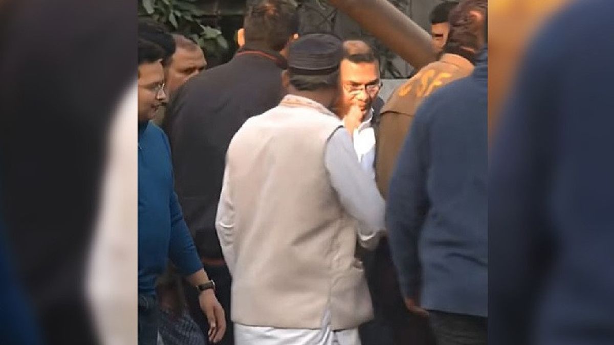 হেঁটে দলীয় কার্যালয়ে গেলেন তারেক রহমান