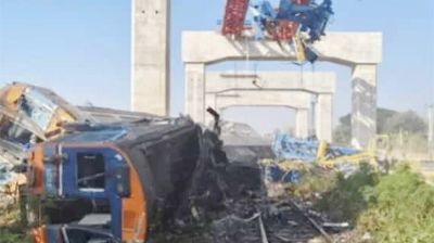 থাইল্যান্ডে যাত্রীবাহী ট্রেনের ওপর ক্রেন পড়ে নিহত ২২, আহত ৩০