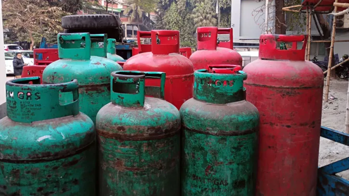 দ্বিগুণ দামেও মিলছে না এলপিজি সিলিন্ডার