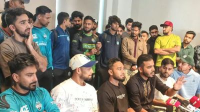 নাজমুল ‘প্রকাশ্যে ক্ষমা’ চাইলে মাঠে ফিরবেন ক্রিকেটাররা!