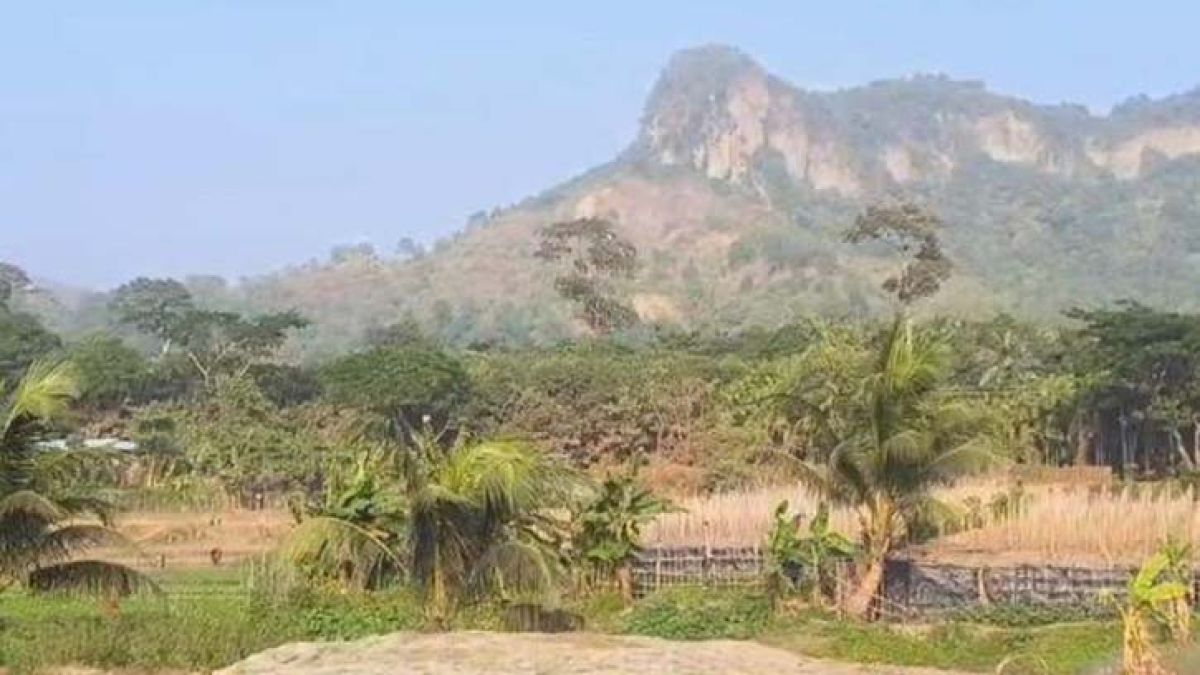 টেকনাফে দুইপক্ষের গোলাগুলি, কিশোরী নিহত