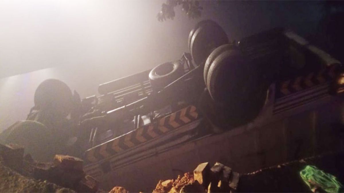 পাকিস্তানে ট্রাক খালে পড়ে এক পরিবারের ১৪ জন নিহত