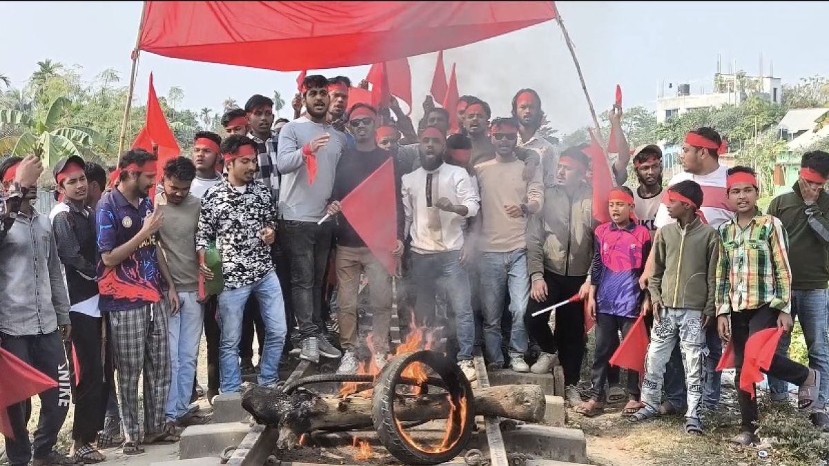 জামালপুরে রেলপথ অবরোধ করে পদবঞ্চিত ছাত্রদল নেতাকর্মীর বিক্ষোভ