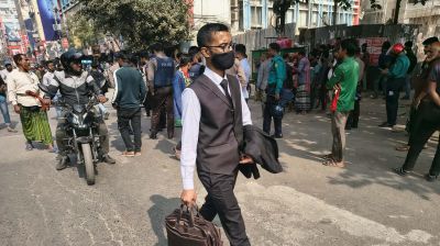 ‘আমরা কি ক্ষতি করেছি, রাস্তা বন্ধ করে আমাদের কেন কষ্ট দেওয়া হচ্ছে’