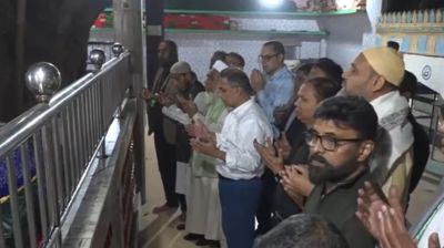 হজরত শাহ পরাণ (রহ.) এর মাজার জিয়ারত করলেন তারেক রহমান