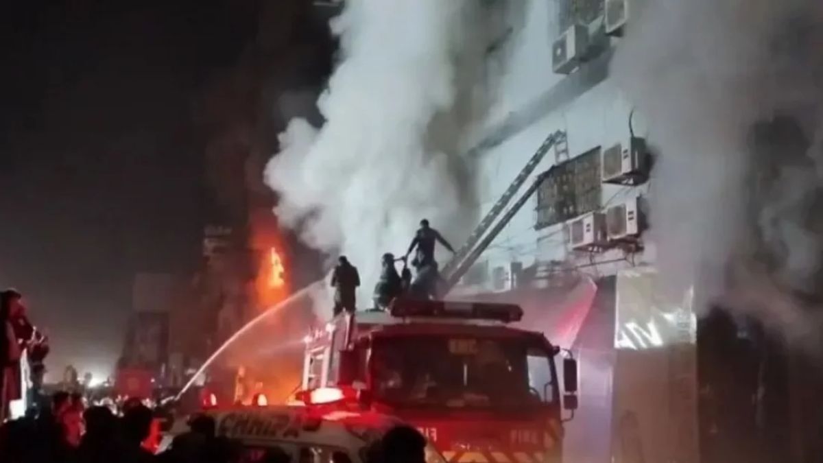 এক দোকানেই পুড়ে মরলেন ৩০ জন