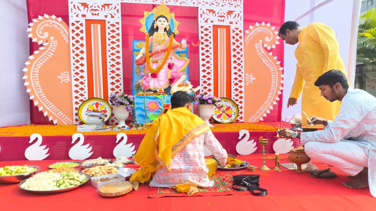 জাঁকজমকপূর্ণ পরিবেশে জামালপুরে সরস্বতী পূজা উদযাপন