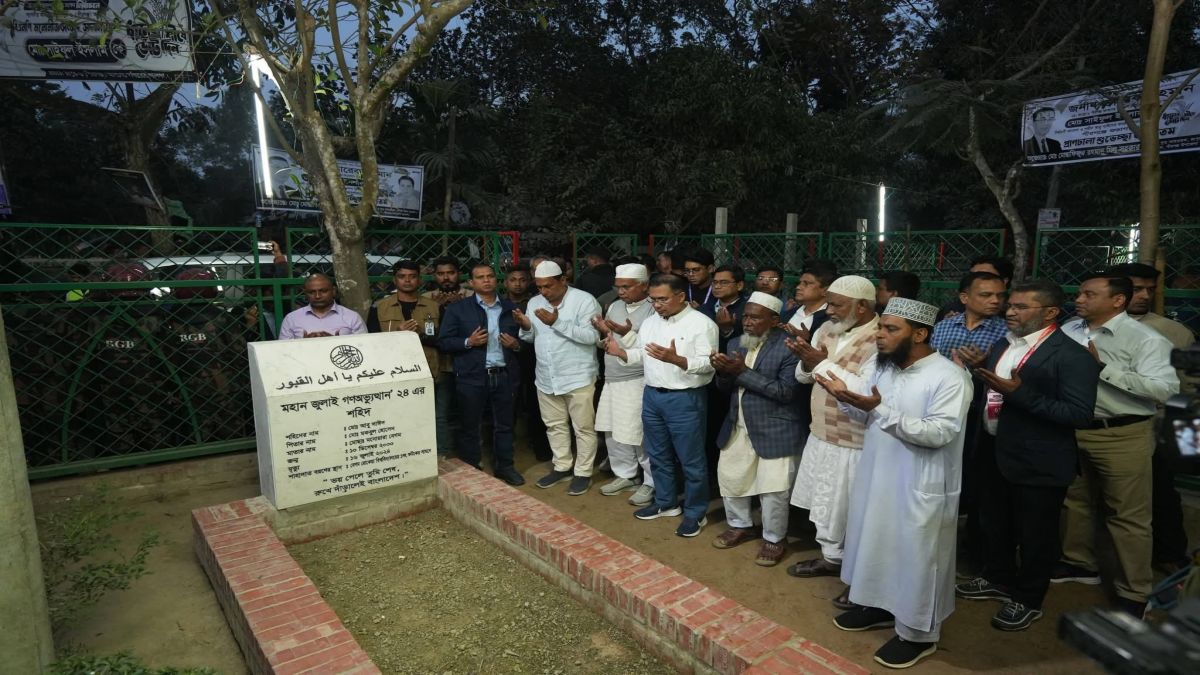 শহীদ আবু সাঈদের কবর জিয়ারত করলেন তারেক রহমান