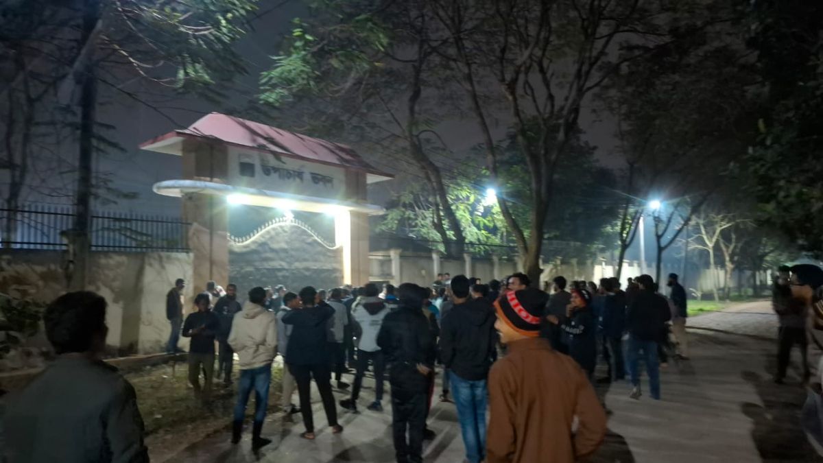 আবাসিক হলে ইন্টারনেট না পাওয়ায় শিক্ষার্থীদের ভিসি বাসভবন অবরোধ