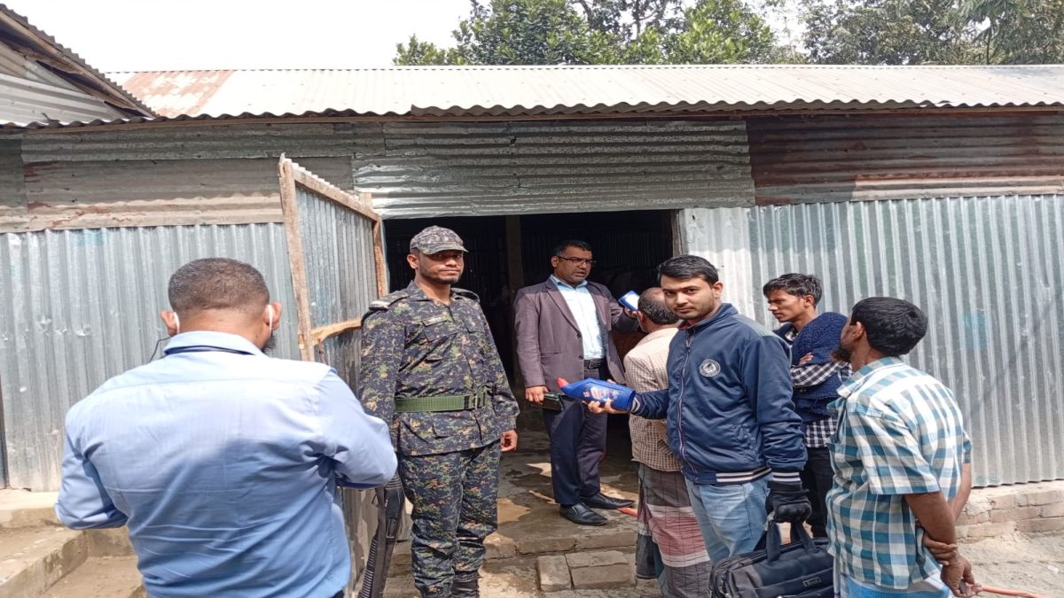 জামালপুরে ভোক্তা অধিকারের অভিযানে বিপুল পরিমাণ নকল হারপিক জব্দ; কারখানা বন্ধ