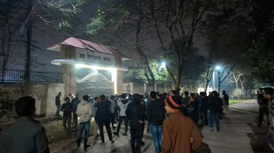 আবাসিক হলে ইন্টারনেট না পাওয়ায় শিক্ষার্থীদের ভিসি বাসভবন অবরোধ