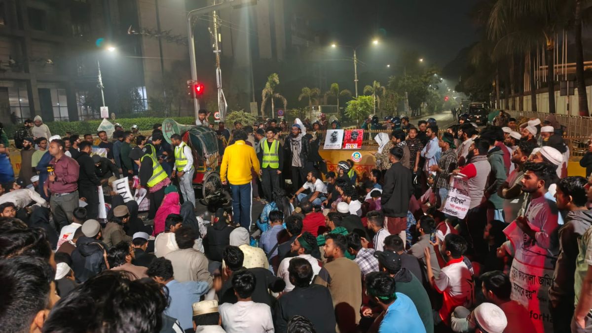 জাতিসংঘের অধীনে শহীদ ওসমান হাদি হ*ত্যার তদন্তের দাবীতে ছাত্র-জনতার অবস্থান কর্মসূচি চলছে