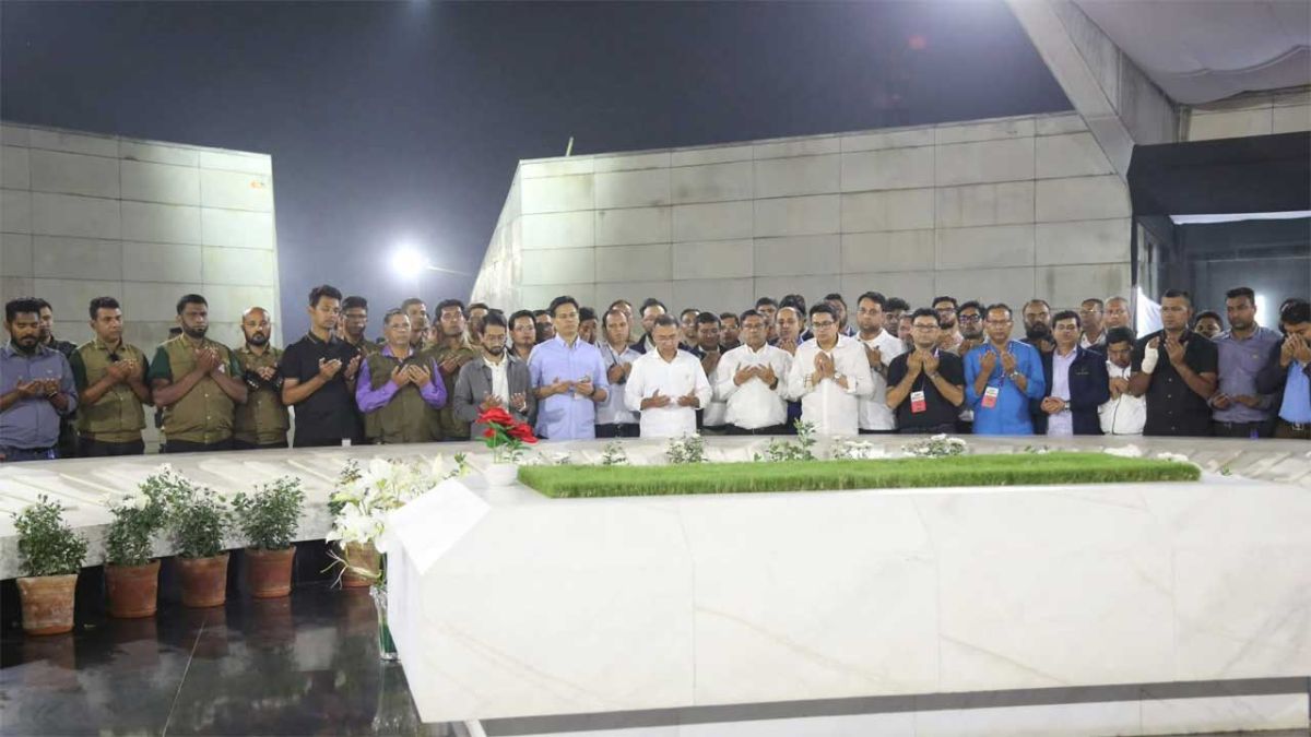 মা-বাবার কবর জিয়ারতের মাধ্যমে নির্বাচনী প্রচারণা শেষ করলেন তারেক রহমান