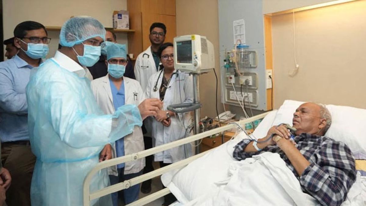 অসুস্থ রিজভীকে দেখতে হাসপাতালে তারেক রহমান