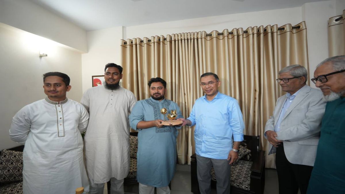 নাহিদ ইসলামের বাসায় তারেক রহমান