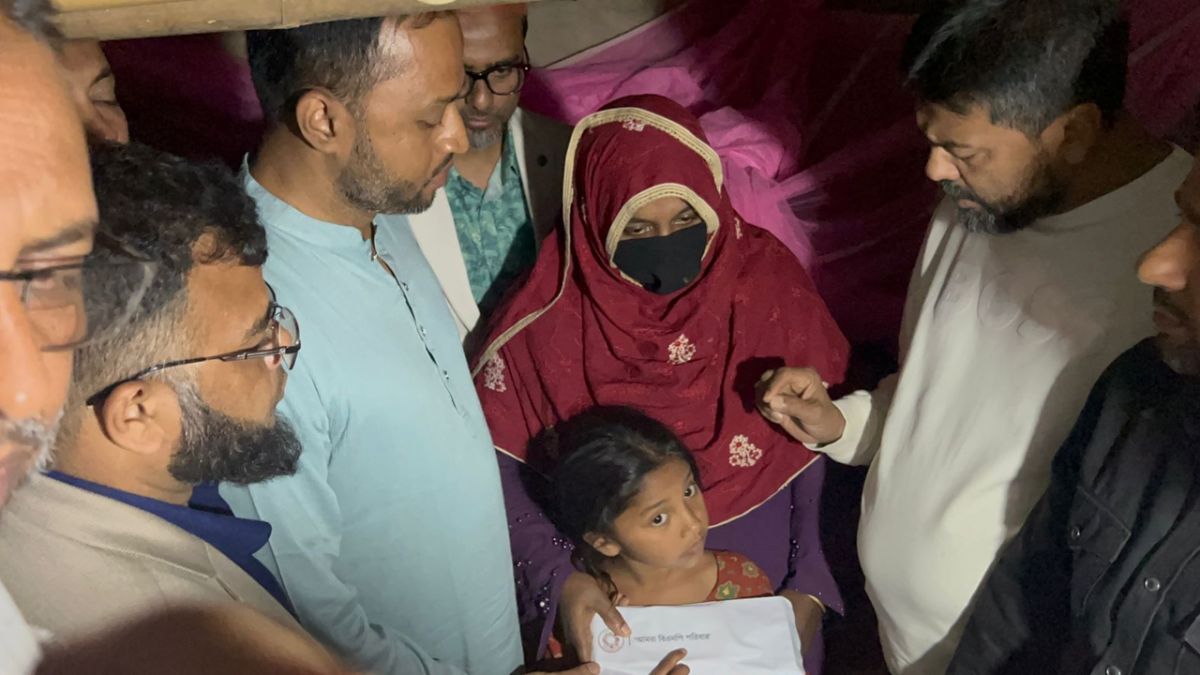 ভোট দেওয়ায় তালাকপ্রাপ্ত সেই গৃহবধূর পাশে দাঁড়াল বিএনপি