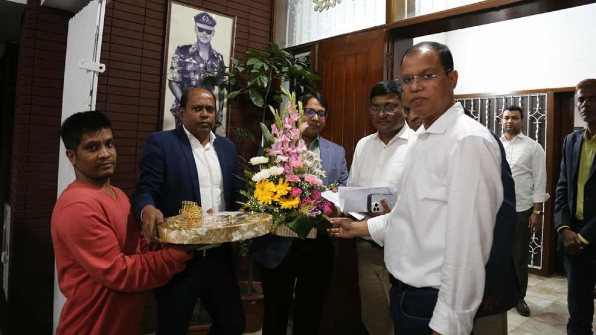 তারেক রহমানকে ফুল ও মিষ্টি পাঠিয়েছেন মমতা