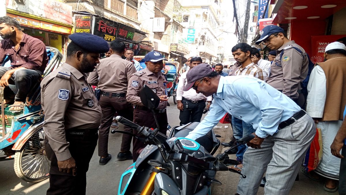 অবৈধ পার্কিংয়ের বিরুদ্ধে  পুলিশের অভিযান