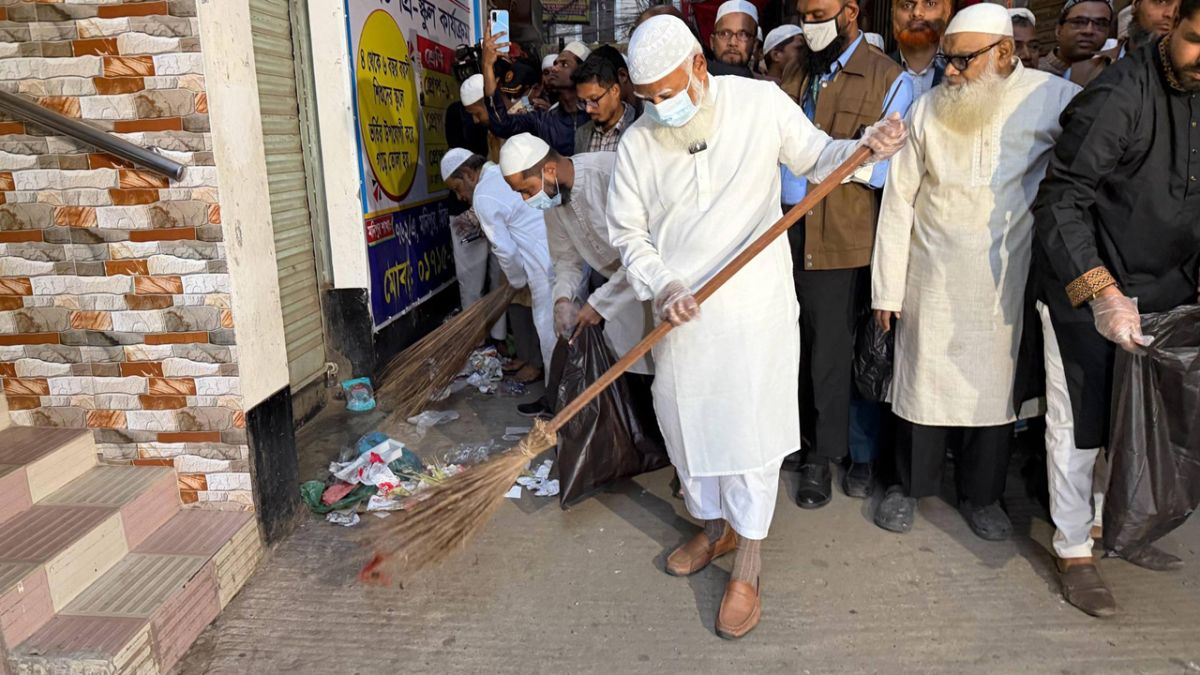 সড়ক পরিষ্কার করে দিন শুরু করলেন ডা. শফিকুর রহমান