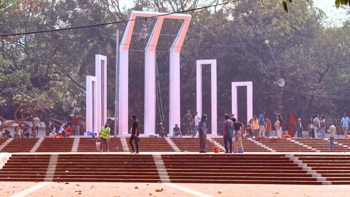 রং-তুলির ছোঁয়ায় প্রস্তুতির শেষ পর্যায়ে শহীদ মিনার প্রাঙ্গণ