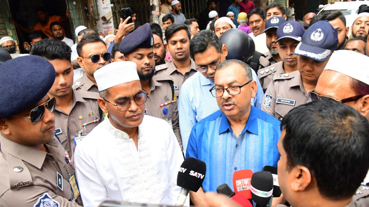 দ্রব্যমূল্য সহনীয় পর্যায়ে রাখতে ব্যবসায়ীদের আহ্বান ডিএমপি কমিশনারের