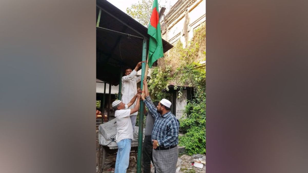 পাবনায় ‘জয় বাংলা’ স্লোগান দিয়ে আ. লীগ কার্যালয়ে জাতীয় পতাকা উত্তোলন