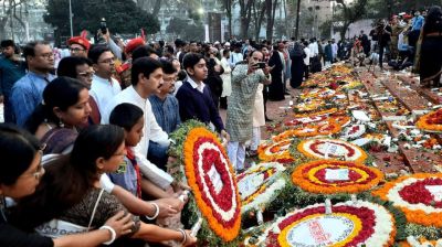 কেন্দ্রীয় শহীদ মিনারে জনস্রোত : ফুলে ফুলে ভরে গেছে বেদি