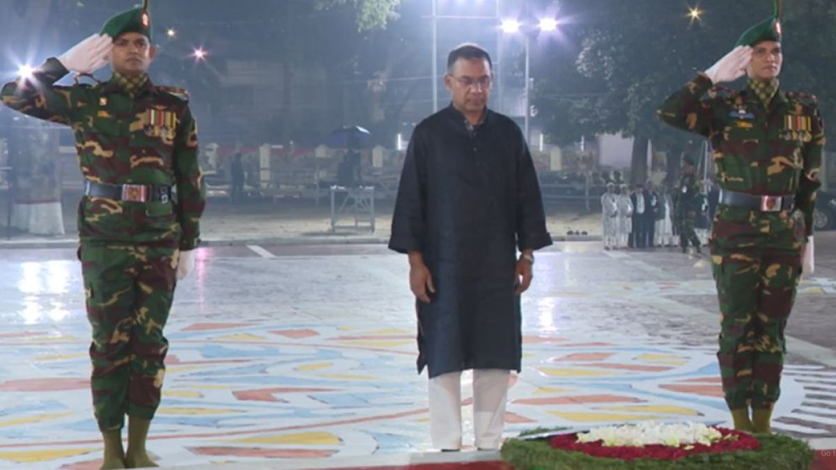 একুশের প্রথম প্রহরে শহীদ মিনারে প্রধানমন্ত্রীর শ্রদ্ধা নিবেদন