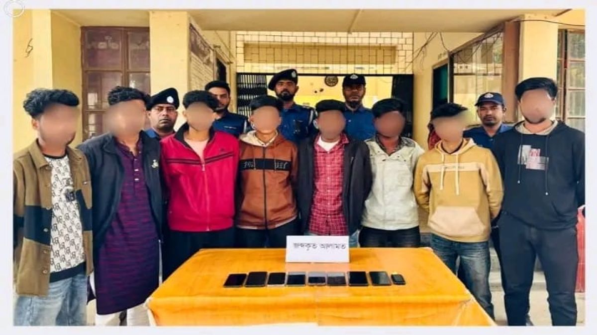 অনলাইনে জুয়া খেলে ৮ যুবক আটক