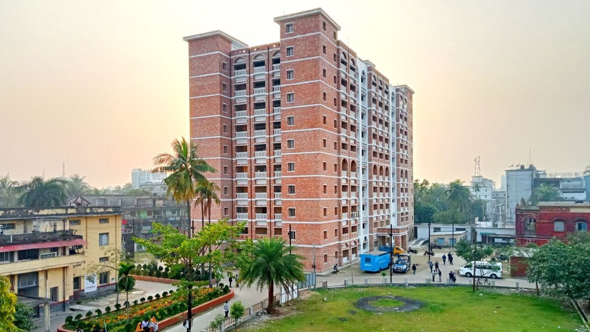 তিনদিন পর আইনজীবী-বিচারপ্রার্থীতে মুখর বরিশাল আদালত প্রাঙ্গণ