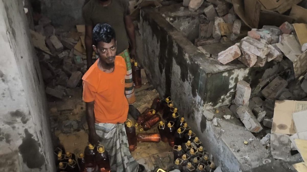 জামালপুরে ইটের নিচে পুতে রাখা টিসিবির ১৪৪৪ লিটার তেল জব্দ