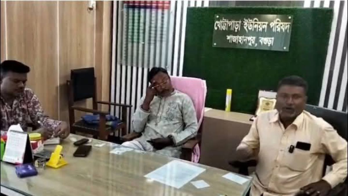 বগুড়ায় ভিজিএফ কার্ড বিতরণ ঘিরে উত্তেজনা, ভাঙচুরের অভিযোগ