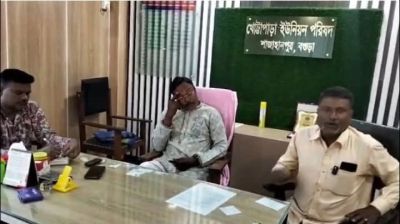 বগুড়ায় ভিজিএফ কার্ড বিতরণ ঘিরে উত্তেজনা, ভাঙচুরের অভিযোগ