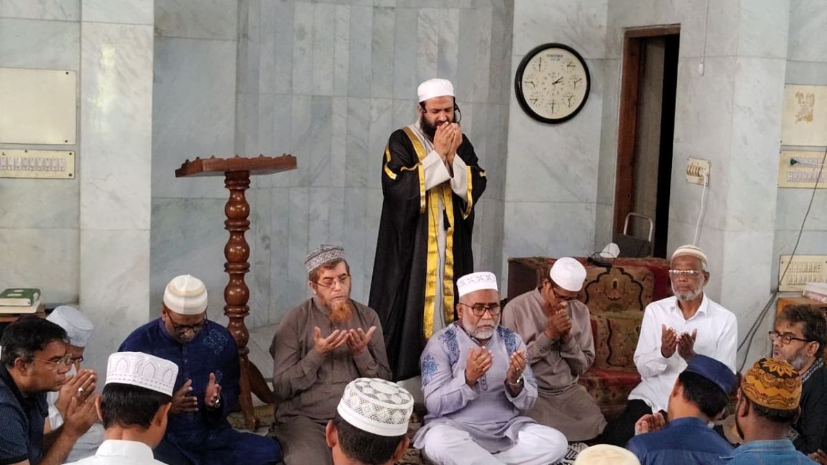 ইবিতে নিহত নারী শিক্ষকের মাগফিরাত কামনায় দোয়া