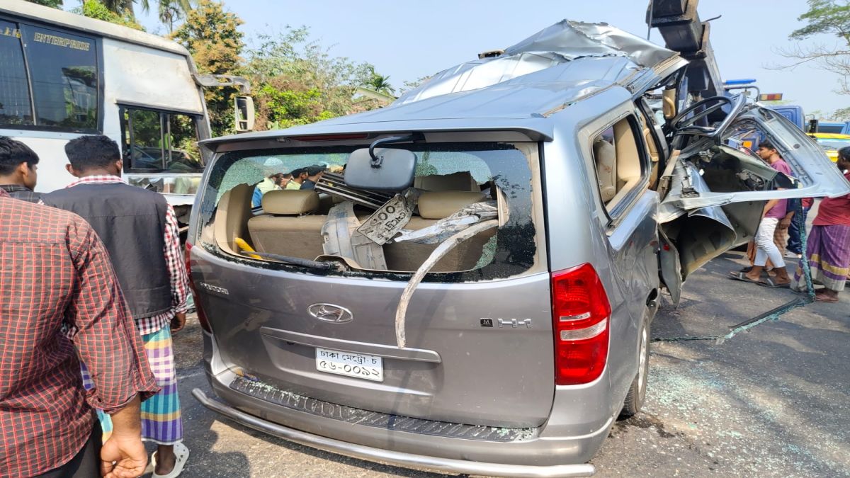 ঢাকা-বরিশাল মহাসড়কে বাস-মাইক্রোবাস সংঘর্ষ, নিহত-২