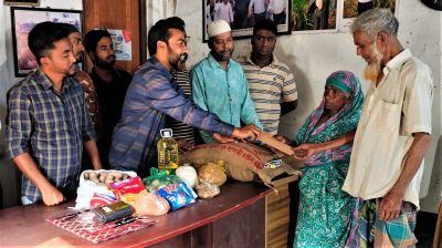 বোতল কুড়িয়ে সংসার চালানো বৃদ্ধ দম্পত্তির আজীবন দায়িত্ব নিলেন মেয়র প্রার্থী