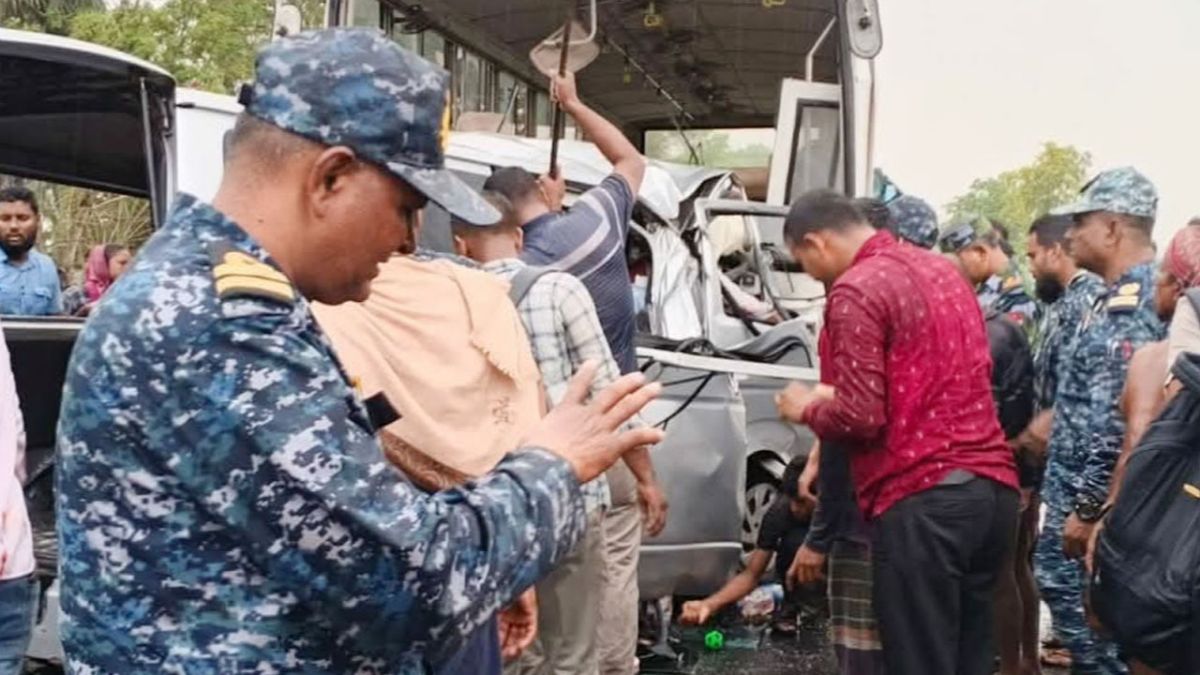 বাগেরহাটে বাস-মাইক্রোবাস সংঘর্ষে নিহত ১২