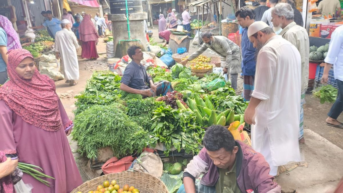 রমজানের শেষভাগে মুরগির দামে উর্ধ্বগতি, কমেছে শীতকালীন সবজির