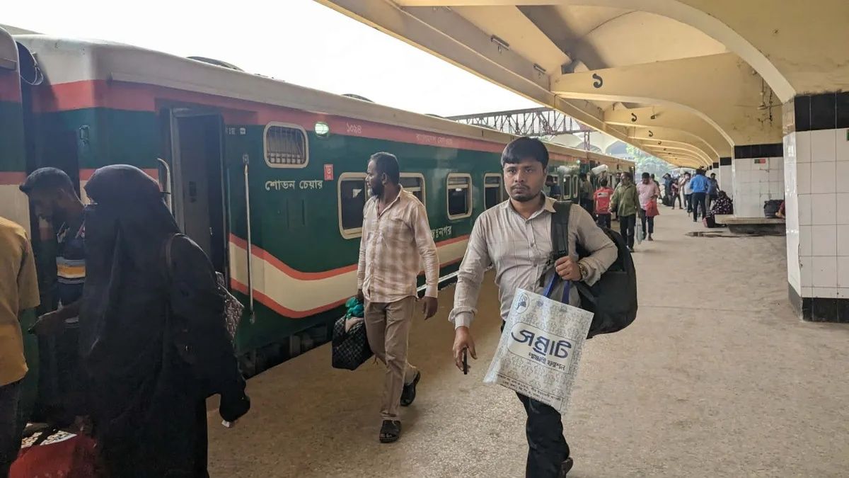 সময়মতো ছাড়ছে ট্রেন, কড়াকড়িতে খুশি যাত্রীরা