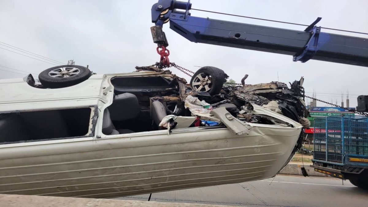 বগুড়ায় নিয়ন্ত্রণ হারিয়ে মাইক্রোবাসে আগুন, প্রাণ গেল ৩ জনের