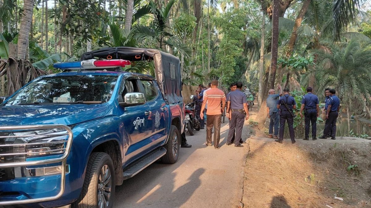 বাগেরহাটে পুলিশকে কুপিয়ে আসামি ছিনতাই